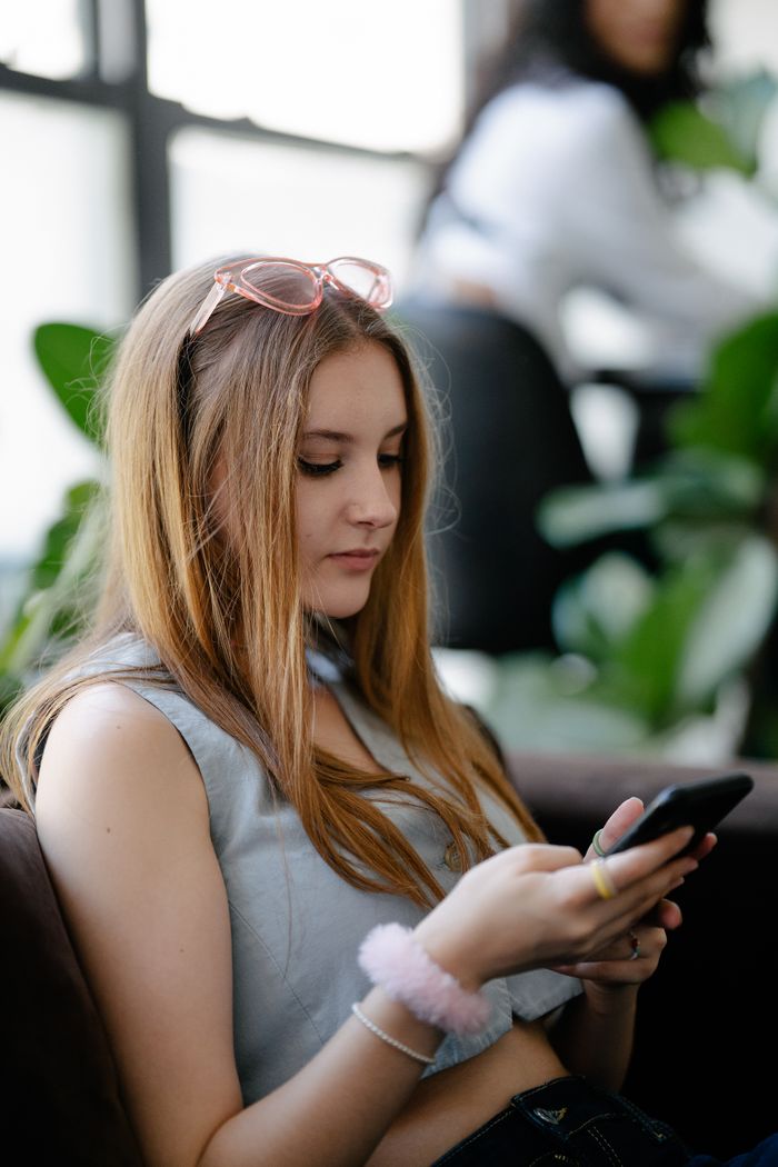 woman-with-brown-hair-holding-cellphone-13929450-VcAqrJ3fYq54huE4Dcz5